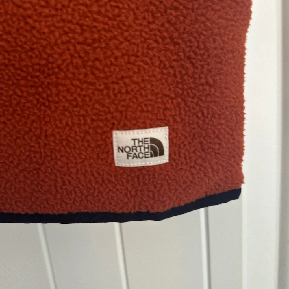 NWT The North Face Men’s Small Orange and‎ Blue Carbondale Fleece Vest